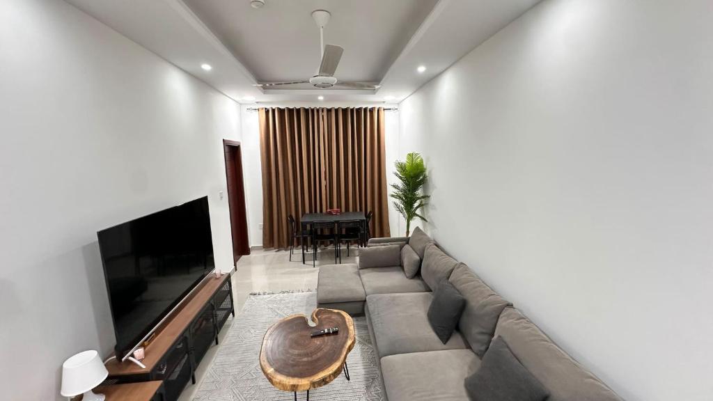 Μια τηλεόραση ή/και κέντρο ψυχαγωγίας στο Kayan 1 bhk ~ 10 mins from everywhere in Muscat