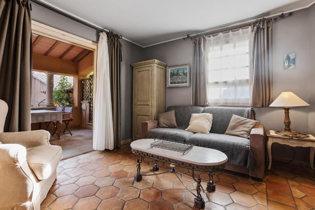 Le Patio في Laouque: غرفة معيشة مع أريكة وطاولة