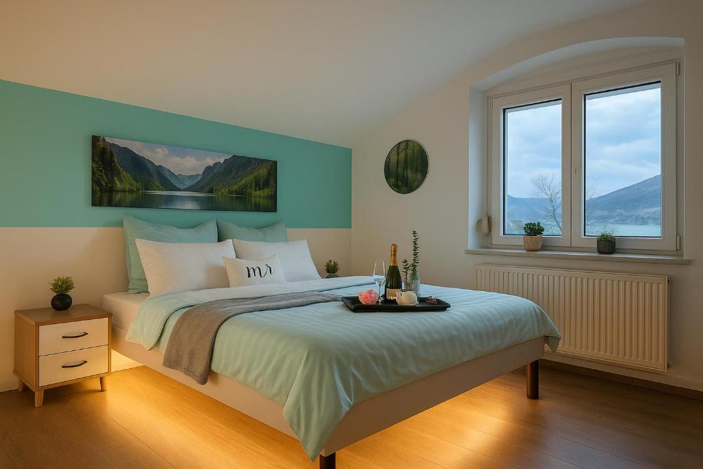 una camera con un grande letto e due finestre di Bled Vista Apartments a Bled