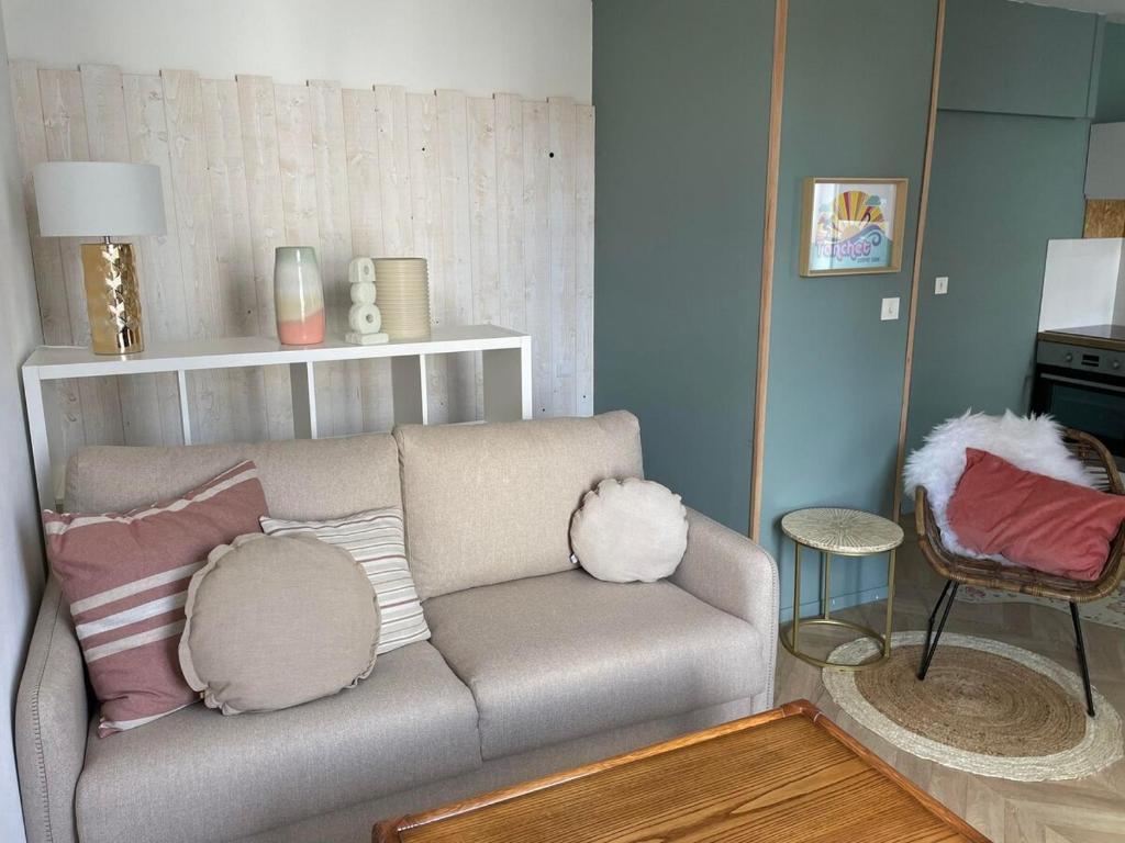 un soggiorno con divano e cuscini sopra di .Surfin' La Chaume. a La Chaume