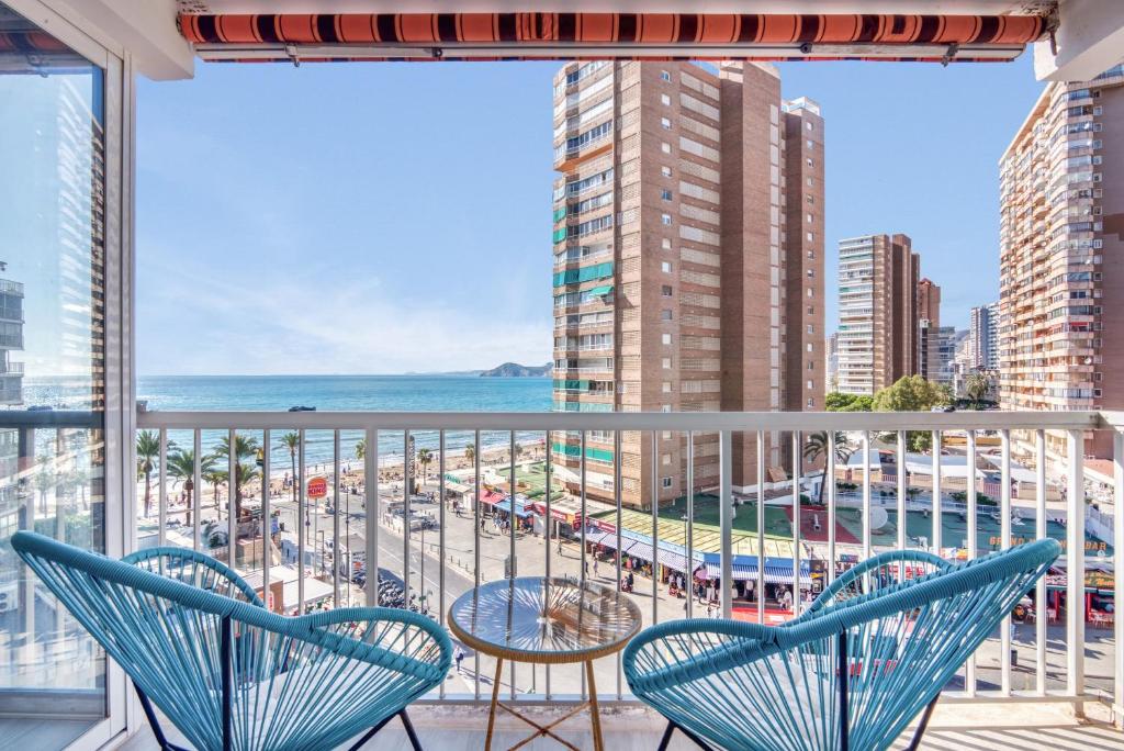 a balcony with chairs and a view of the ocean at Apartmento Benidorm in Benidorm