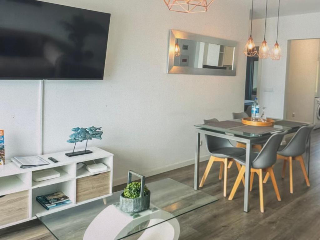 un soggiorno con tavolo da pranzo e sedie di Tranquil Escape a Gaula