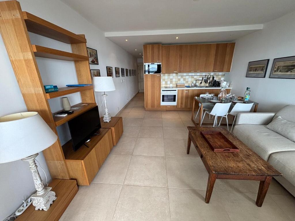 una sala de estar con un sofá y una mesa en Magnifique appartement vue mer Sanary-sur-mer, en Sanary-sur-Mer