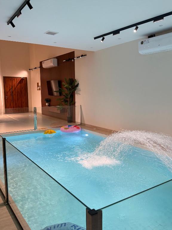 Al RakaRoma chalet استراحة روما بدية的一大池水,里面装有两只飞盘