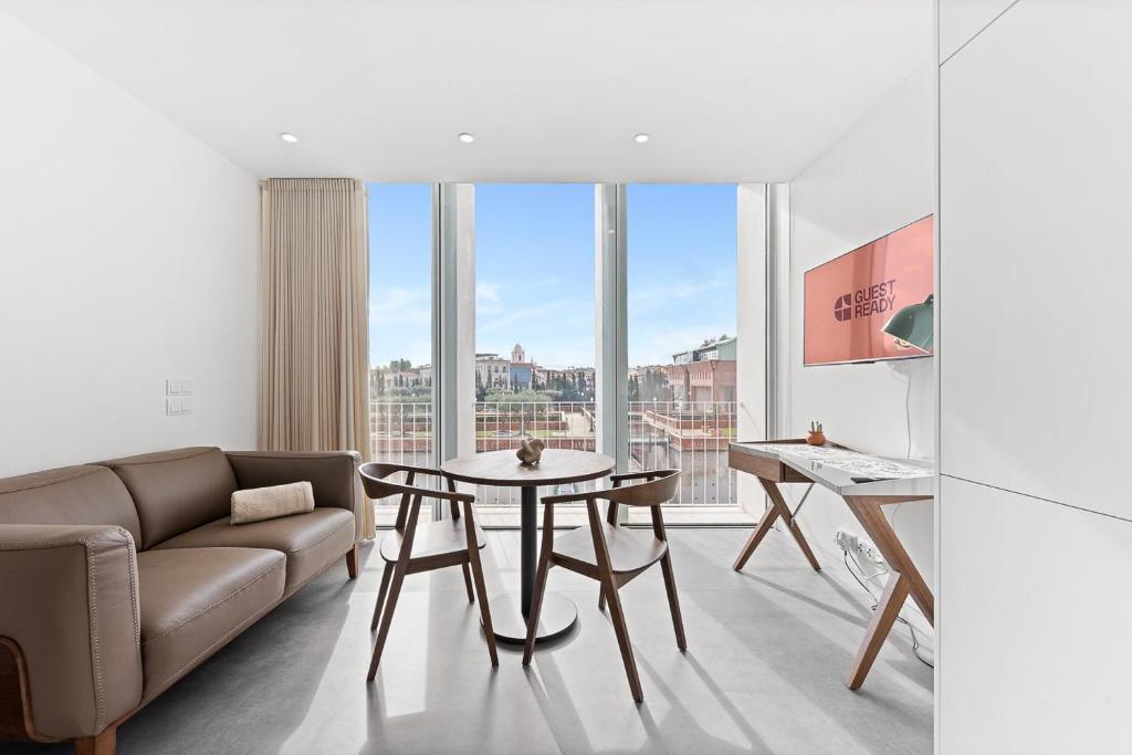 un soggiorno con un divano e un tavolo di GuestReady - Central Premium Studio - Aveiro ad Aveiro