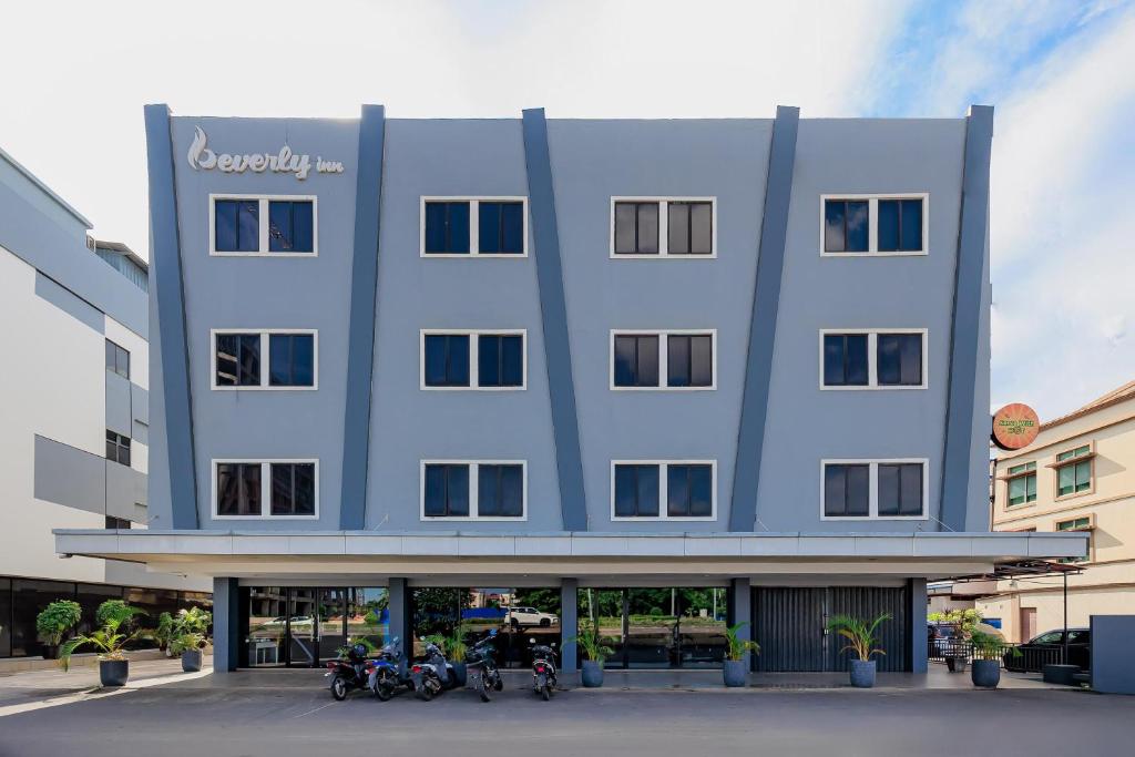 un edificio con moto parcheggiate di fronte di Hotel Beverly Inn Batam Center a Batam Center