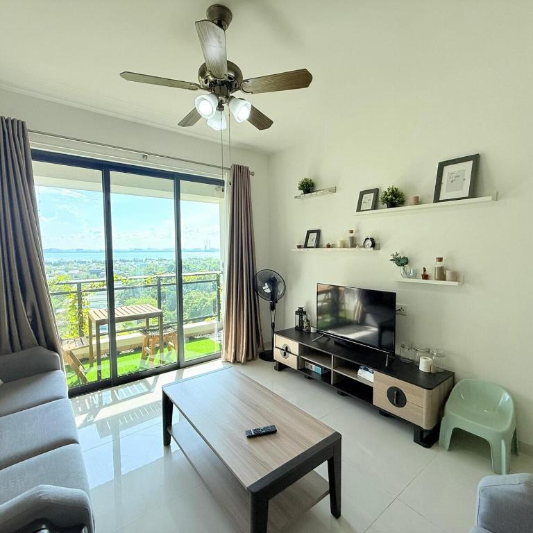 Χώρος καθιστικού στο Regalia Park Block B Sea View 2B2R 6 Pax