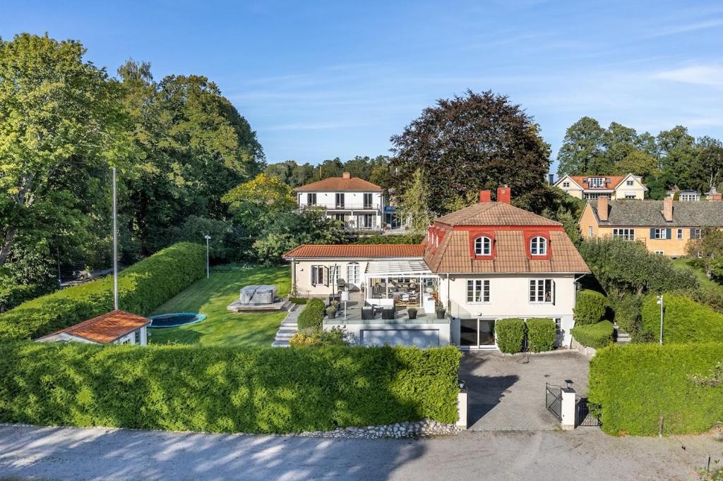 Το κτήριο όπου στεγάζεται  η βίλα