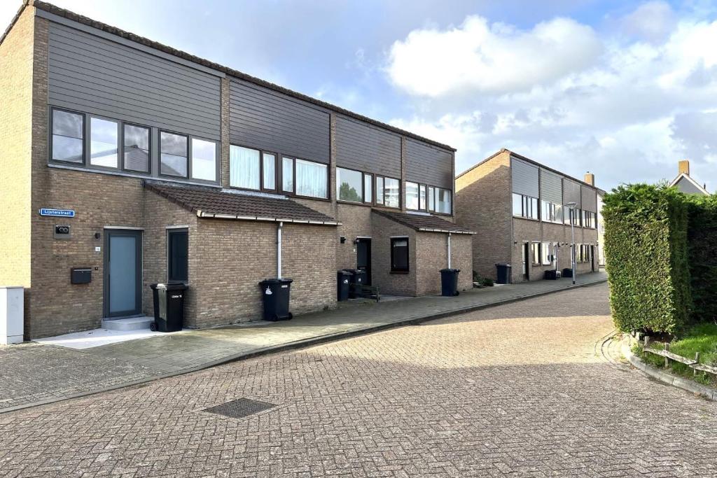 eine Reihe von Backsteingebäuden in einer Straße in der Unterkunft De Vuurtoren, Lijsterstraat 12 in Tiel