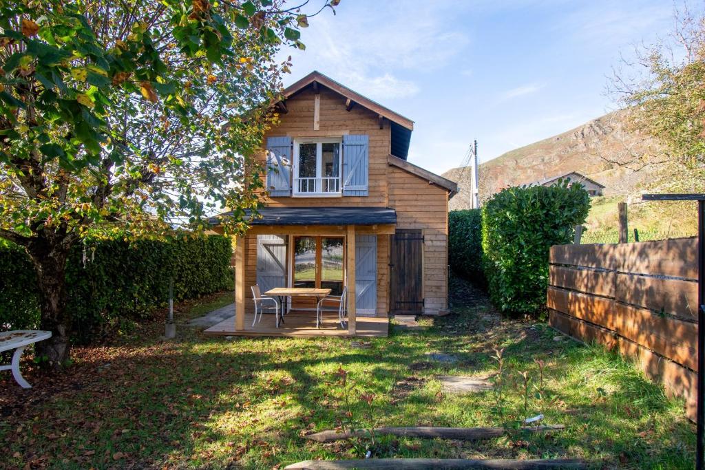 SorgeatLa Bergère - Proche Ax‑les‑Thermes的一个带门廊和围栏的房子