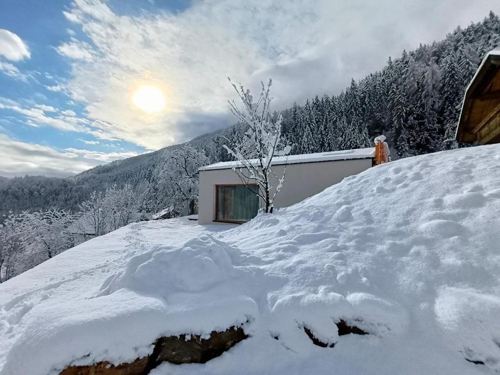 科利因普斯泰里亚Oberplunerhof Luxury Chalet Skyline的站在一堆积雪上的人