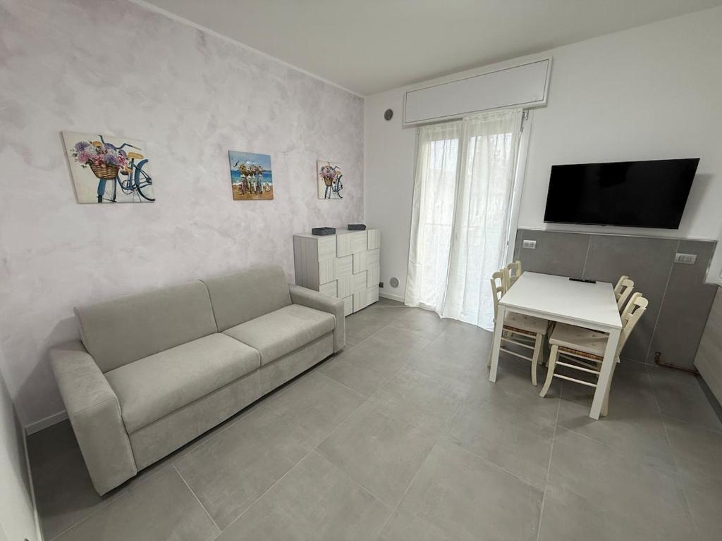 Televiisor ja/või meelelahutuskeskus majutusasutuses Appartamenti Rugacesio 24 - C