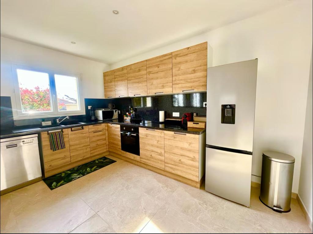 Η κουζίνα ή μικρή κουζίνα στο Évasion Ventoux, villa spacieuse et accessible PMR