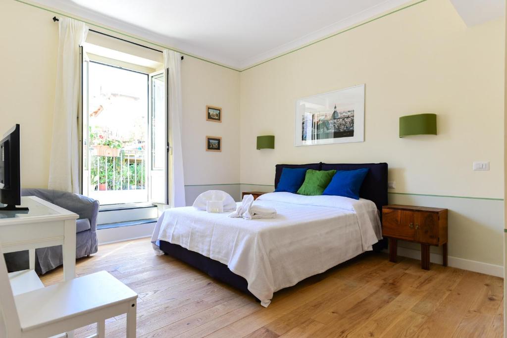 ローマにあるBright and Comfy 3 bedroom apt in Montiのベッドルーム(大型ベッド1台、窓付)