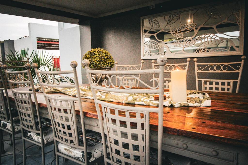 Un restaurante u otro lugar para comer en Vaal De Vue Guesthouse