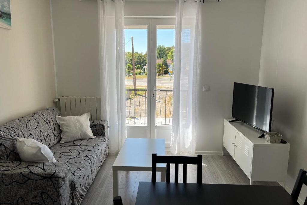 TV a/nebo společenská místnost v ubytování Résidence Beausoleil appartement 5