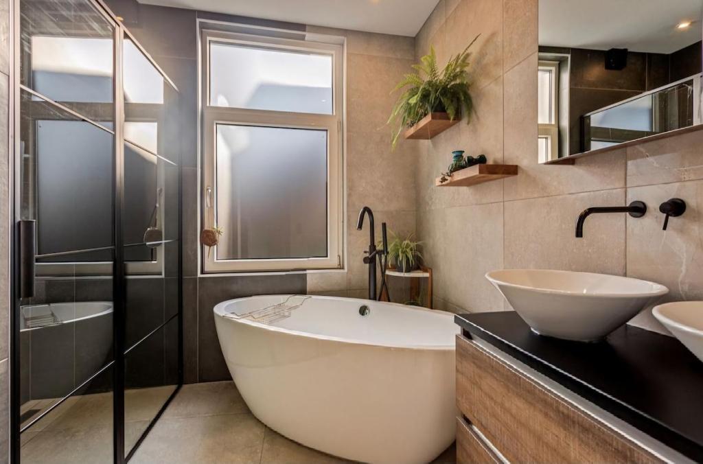 Koupelna v ubytování Luxury in Alkmaar Historic Heart