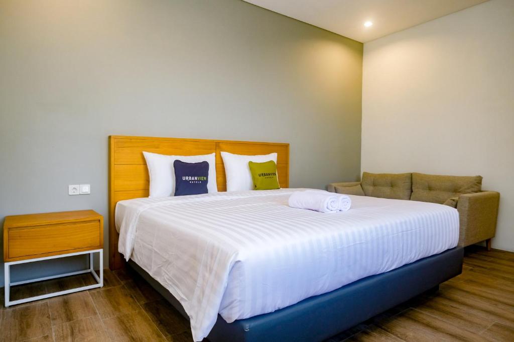 Postel nebo postele na pokoji v ubytování Urbanview Code Riverstay Yogyakarta
