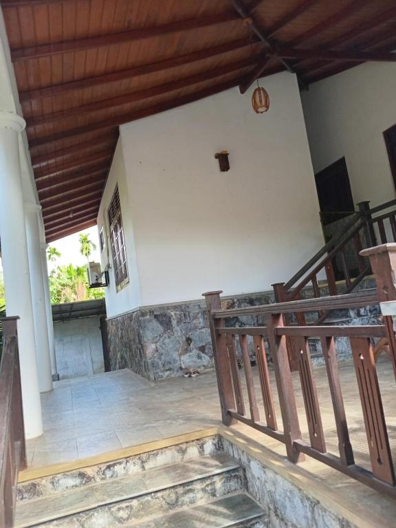 韦利格默White Walkers Villa的木天花板房子的楼梯