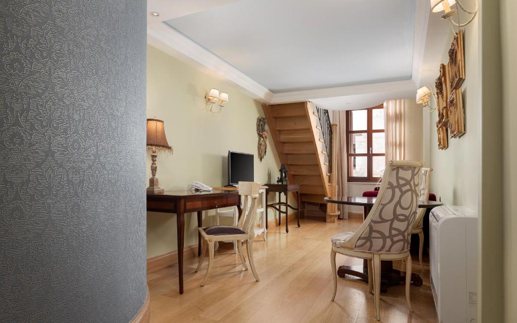 Civitas Suites Hotel - 19