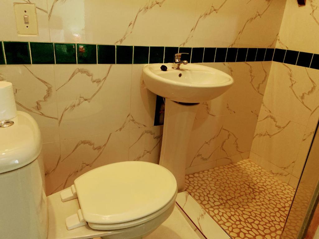 ブロウベルフストランドにあるZagorski’s Bed and breakfastのトイレと洗面台のあるバスルーム