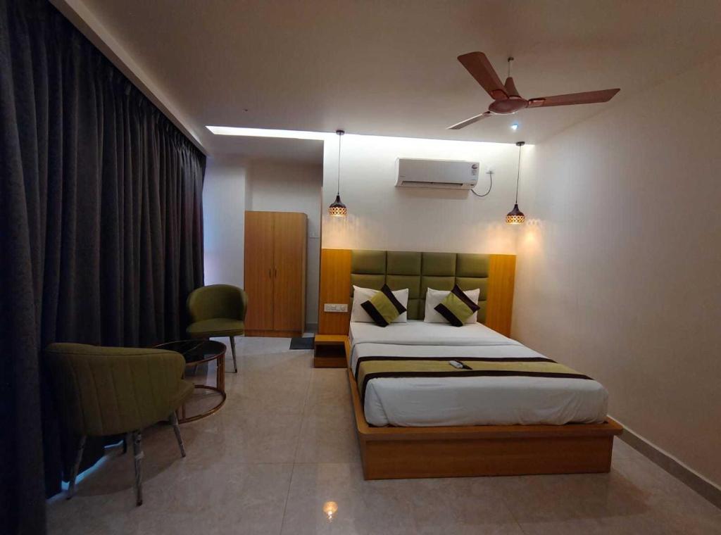 a bedroom with a bed and a ceiling fan at POP 84109D Hotel O Near Jodimetla X Roads in Kukatpalli