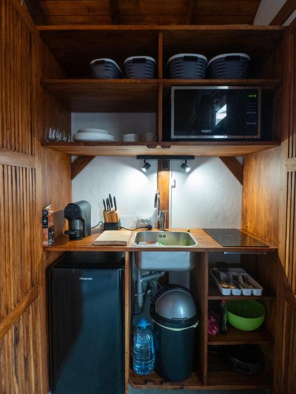 a kitchen with a sink and a microwave at Índico Breeze in Praia do Tofo