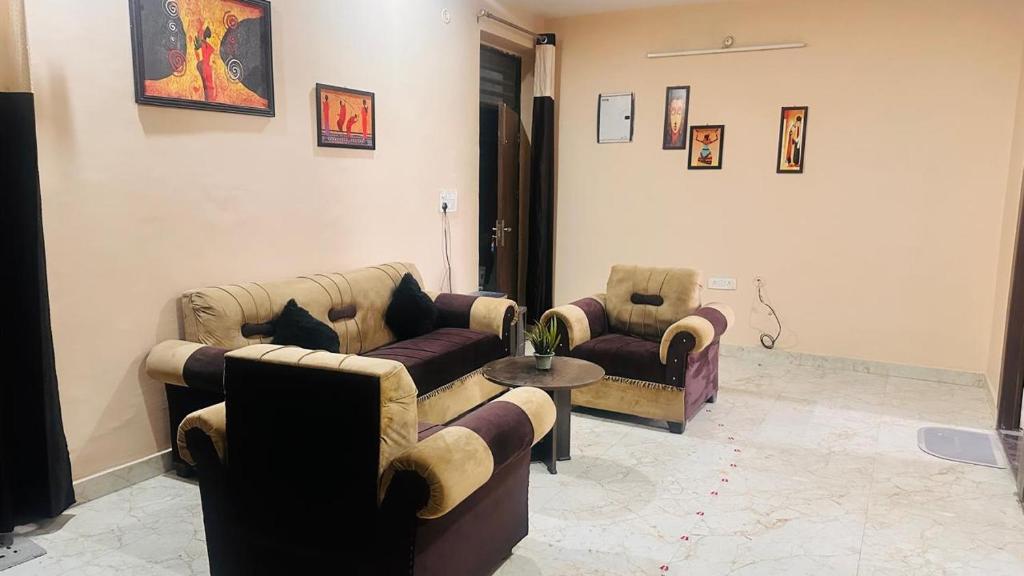 een woonkamer met twee banken en een tafel bij Sanskruti home stay in Rishīkesh