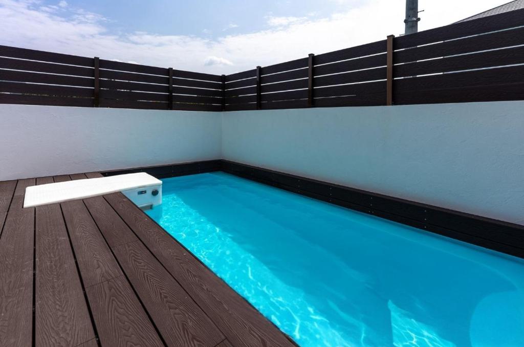 Bazén v ubytování グランディオーソ沖縄プールヴィラ恩納8 nebo v jeho okolí