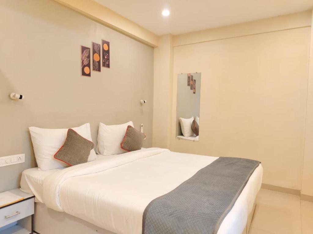 Una cama o camas en una habitación de Turquoise Kharadi A Business Hotel