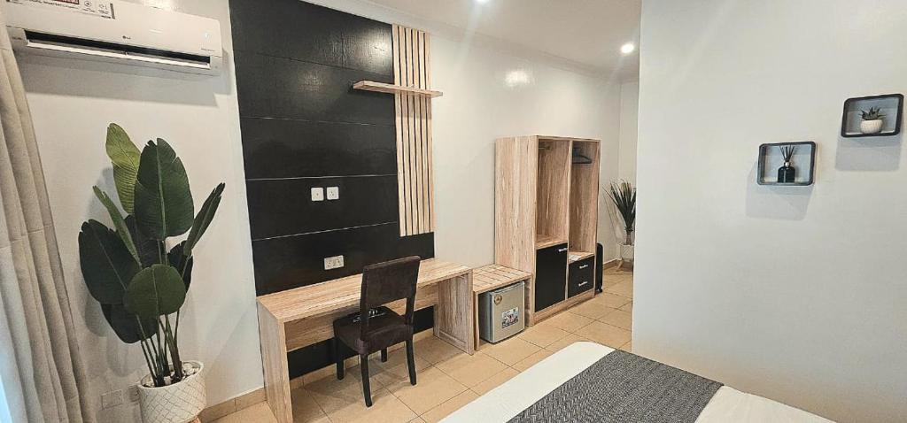 una camera da letto con scrivania e sedia di RENOVAR- A Prime Atlantic Haven 