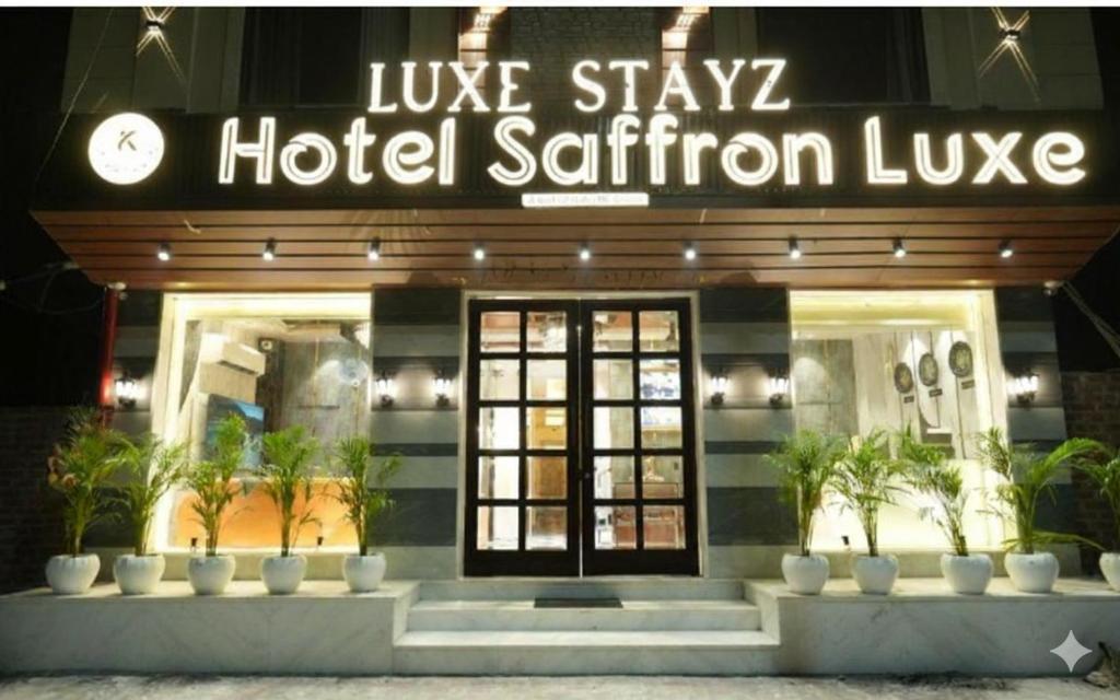 Un certificado, premio, cartel u otro documento en Luxe Stayz Saffron