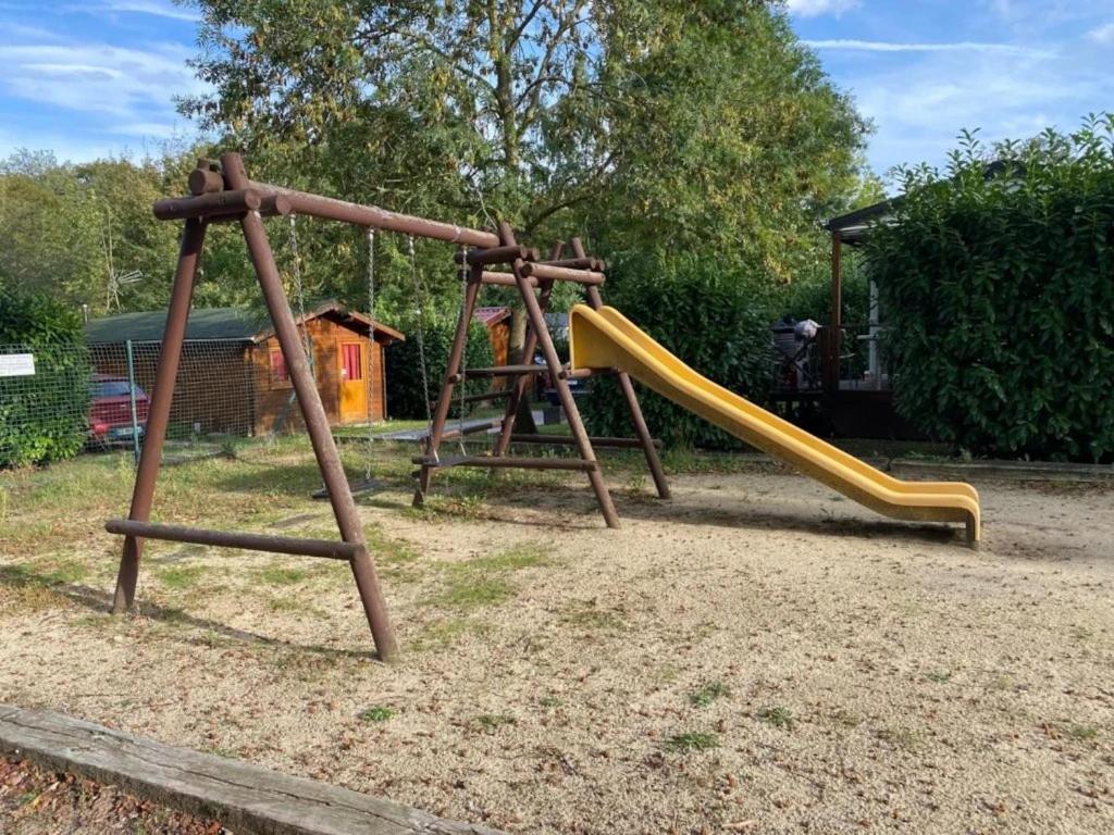 Ο χώρος παιχνιδιού για παιδιά στο Camping 2 étoiles - ccbabhg