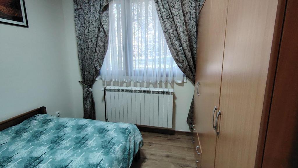 Un dormitorio con una cama y una ventana en Vila na Rtnju, en Rtanj