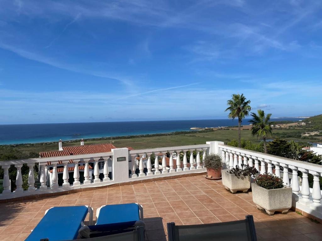 un balcone con recinzione bianca e oceano di Gerry&Lotti Apartment a Son Bou