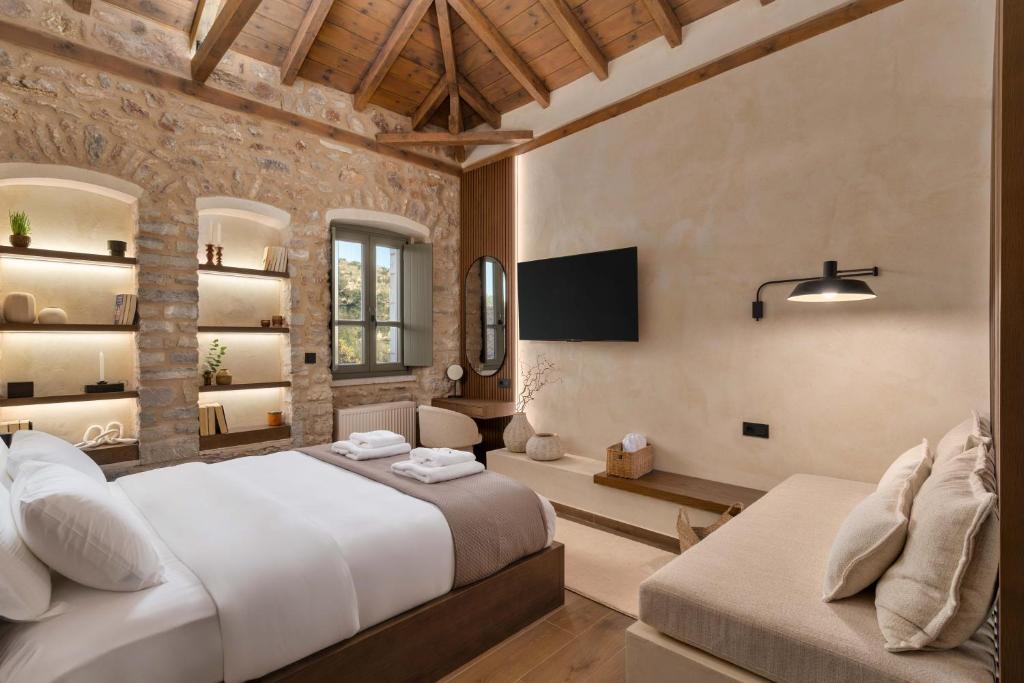 Ένα ή περισσότερα κρεβάτια σε δωμάτιο στο Nema Dimitsana Suites