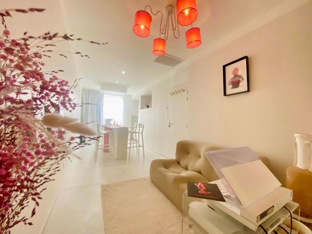 a living room with a couch and a table at "Rose" Atypique, clim, coeur du Quartier Haut in Sète