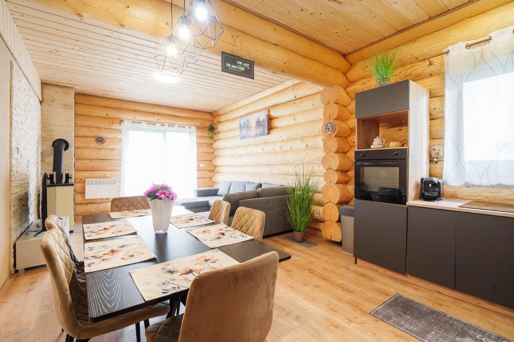 Il comprend un salon avec une table à manger et une cuisine. dans l'établissement Zrub Polomka, à Brezno