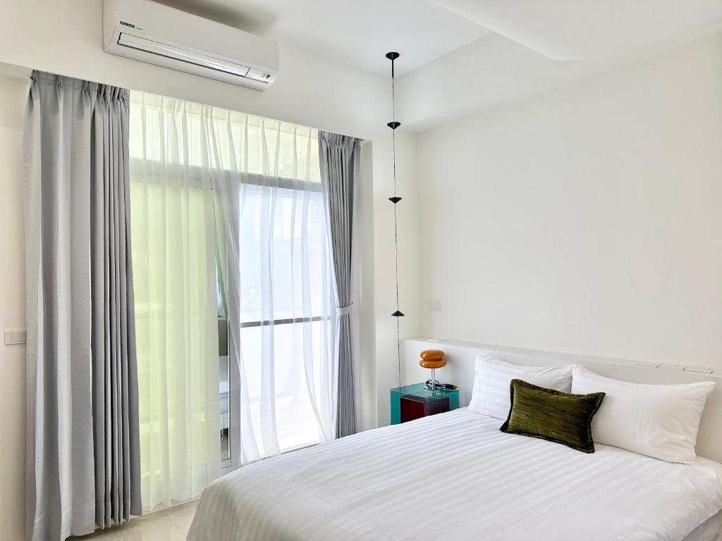 Postel nebo postele na pokoji v ubytování 窩想想 Wo Style Inn 包棟 停車位 & 電動麻將 & 頂樓星星