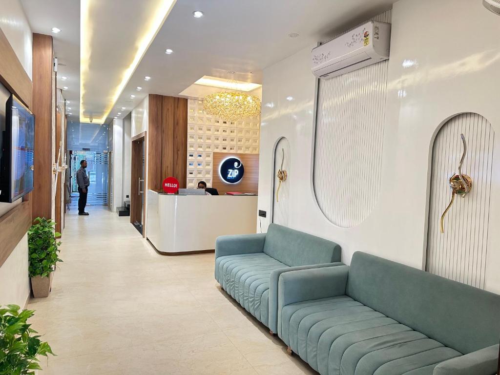 Un vestíbulo de hospital con un sofá y un mostrador. en Zip By Spree Hotels R Group, en Kota