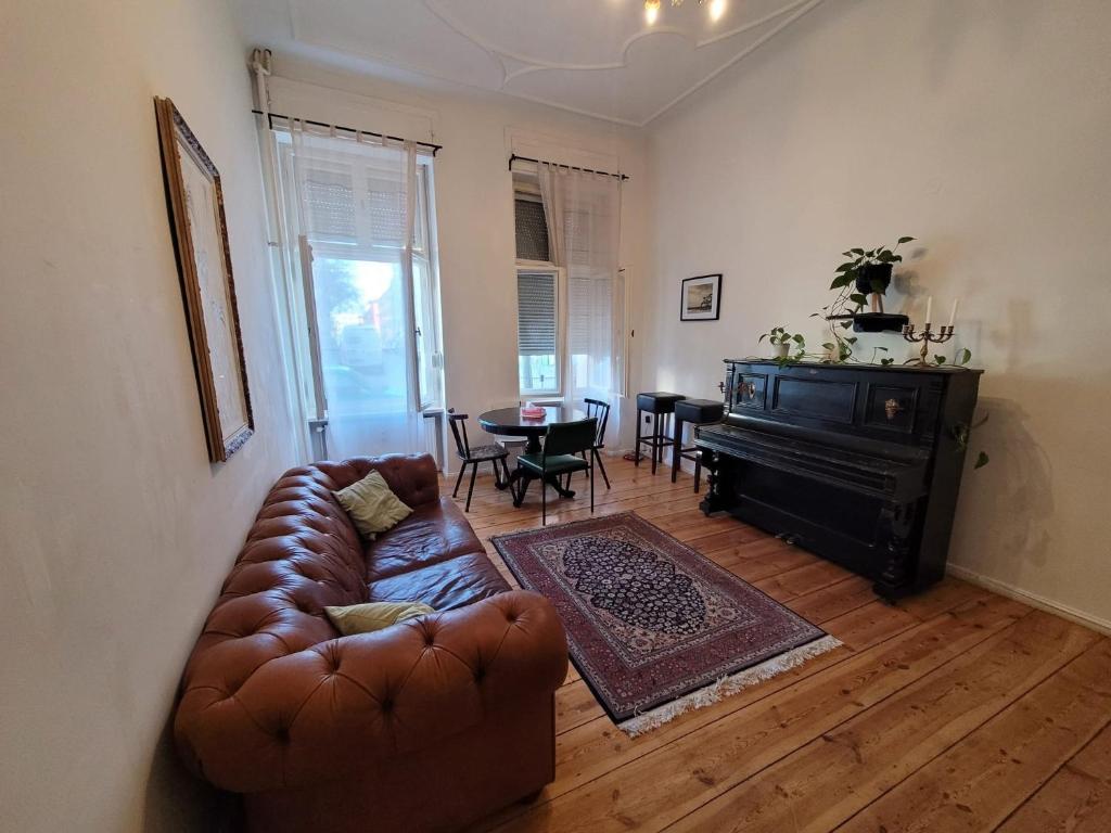 Curated visual reference: Picture Idea: Charming Altbau Apartment With High Ceilings Historic Flair In Berlin