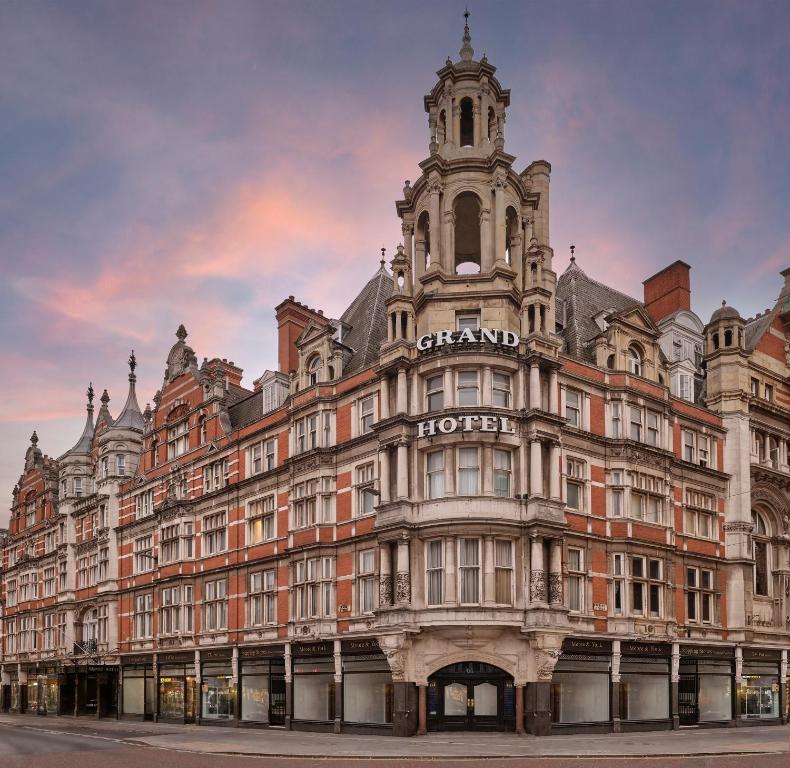 莱斯特The Grand Hotel Leicester by The Unlimited Collection的一座顶部有钟楼的大楼