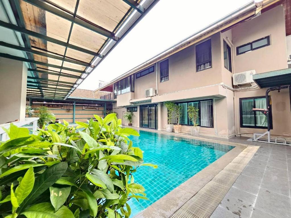 una piscina frente a un edificio en Baan Tanwa - MRT Ratchadapisek Exit 1 or 2, en Bangkok