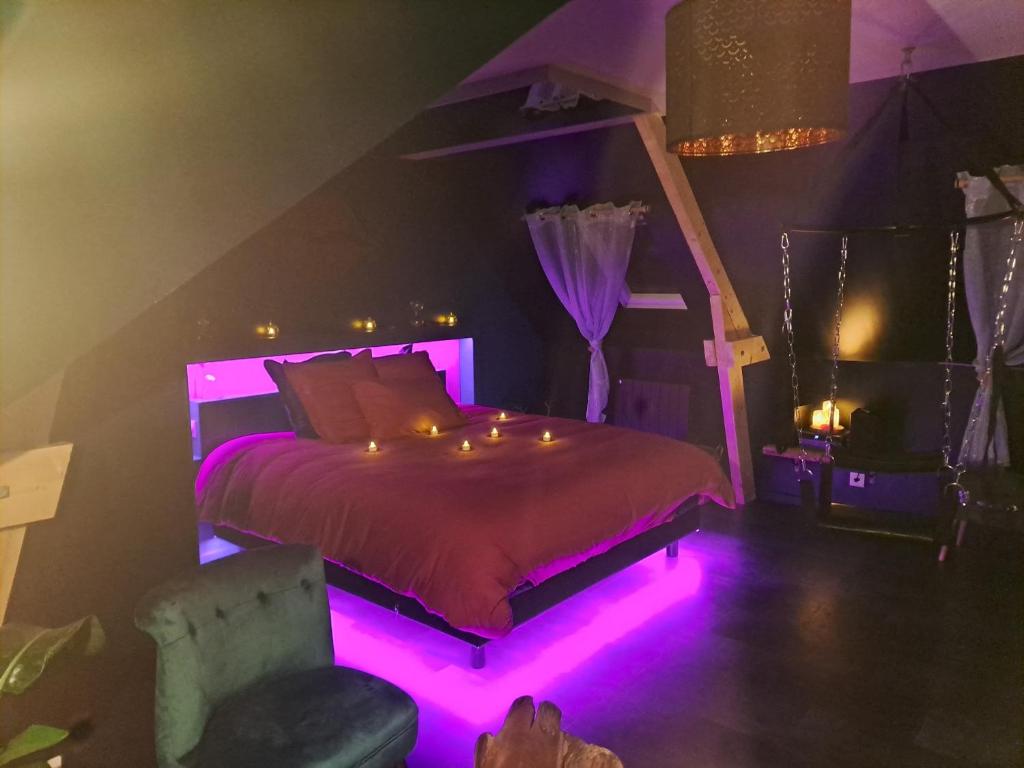 Postel nebo postele na pokoji v ubytování KER LOVE Lovehouse gite romantique