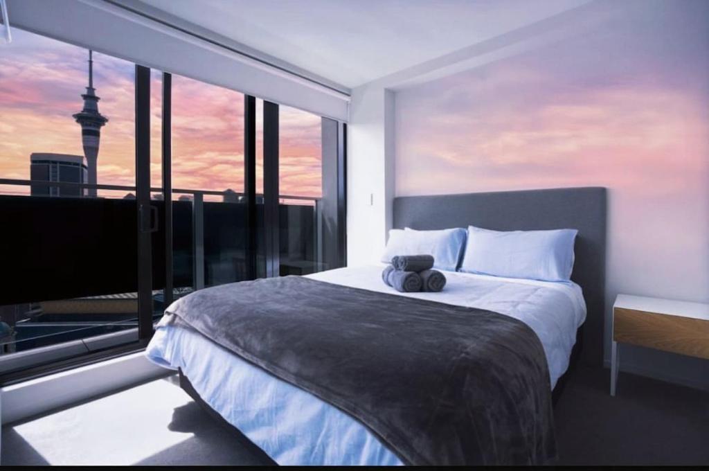 Giường trong phòng chung tại City life Skytower view with Balcony Famliy Retreat