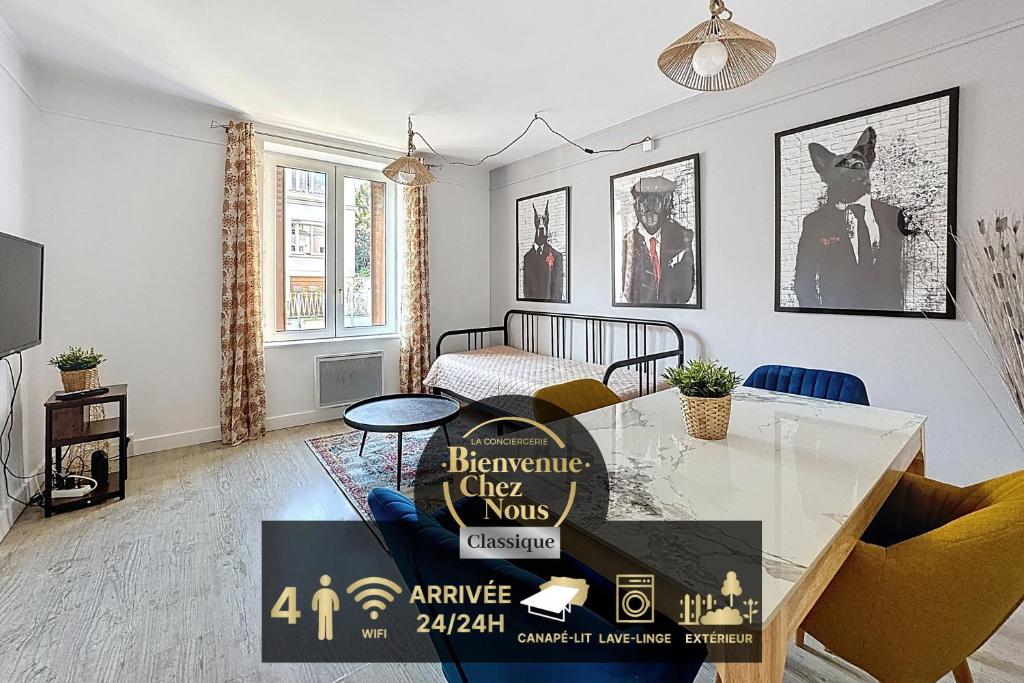 un soggiorno con tavolo e sedie di Rue Bien Assis avec jardin terrasse a Clermont-Ferrand