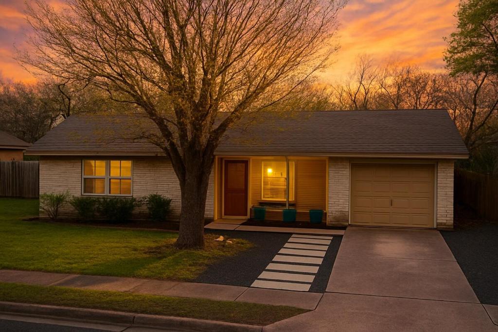 オースティンにあるFamily Holiday Retreat is Here- Yard, Fire Pit, Cloudy Beds, SoCO Eats and Shopの前に木がある家