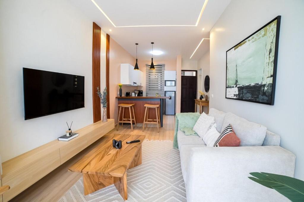 Μια τηλεόραση ή/και κέντρο ψυχαγωγίας στο Amani Haven Lakeside Condo in Entebbe