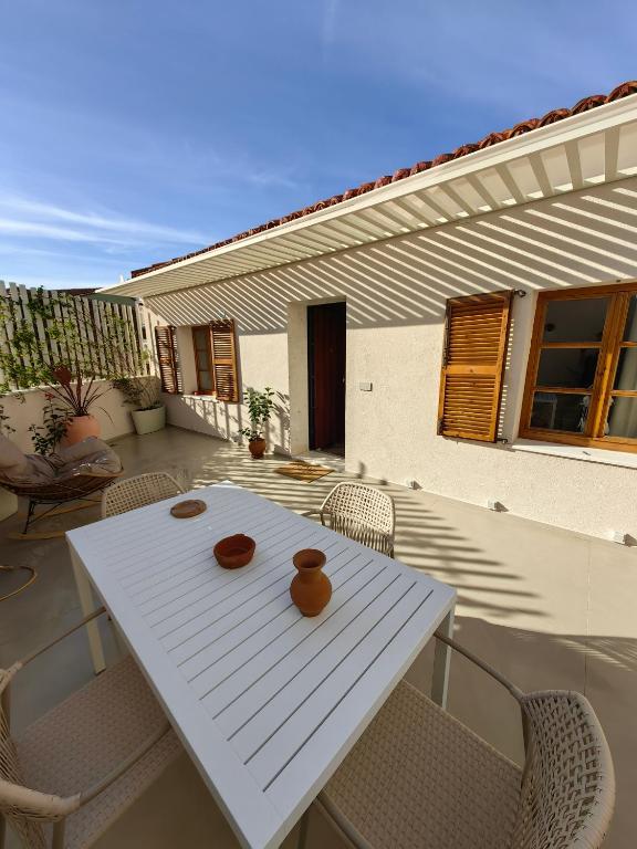 Μπαλκόνι ή βεράντα στο Heritage Stone and Style House with Private Jacuzzi Escape