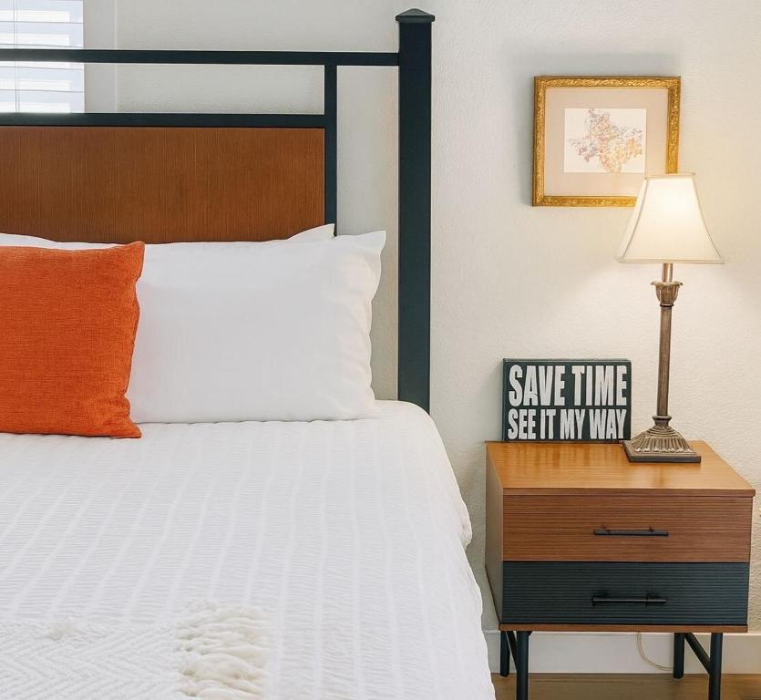 Postel nebo postele na pokoji v ubytování New King Suite with Rain Shower-Walk to Downtown, Lake & Eateries